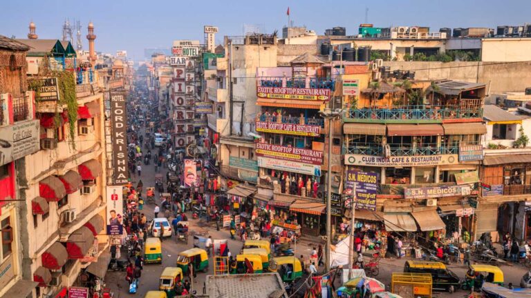 A busy and crowdy market with buildings and people moving around